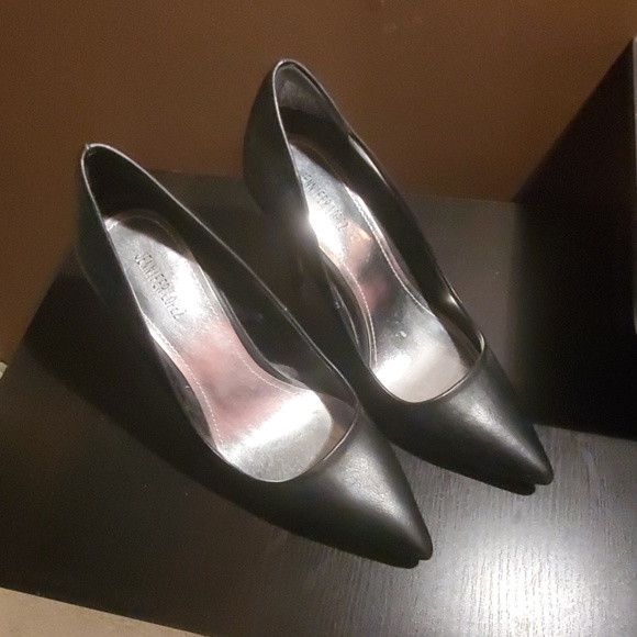 Jennifer Lopez black heels - Picture 3 of 5